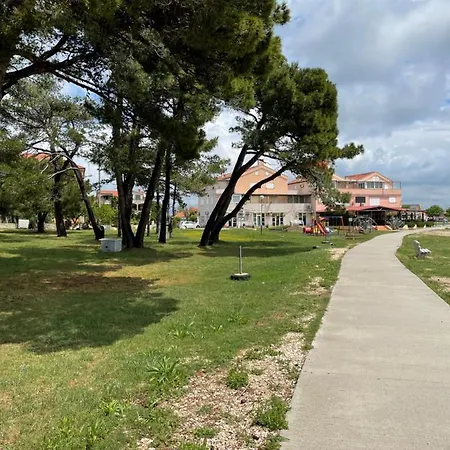 Campsite Lakokocsik A Tengerparton - Caravans At The Sandy
