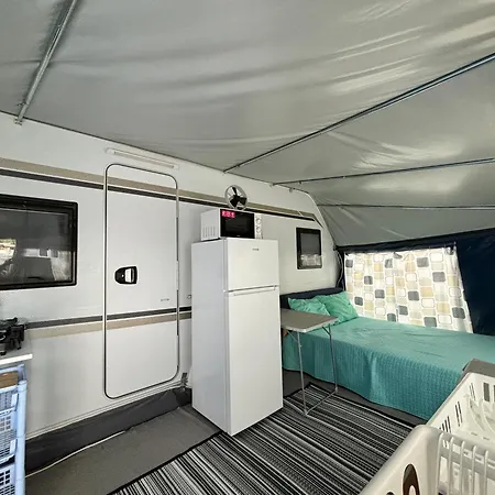 Lakokocsik A Tengerparton - Caravans At The Sandy Kemping *