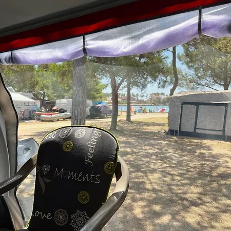 Lakokocsik A Tengerparton - Caravans At The Sandy Camping *